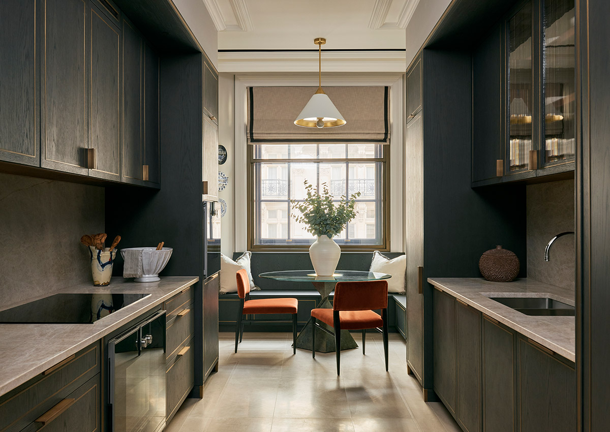 由Angel O'Donnell设计的定制奢华厨房和用餐区——莱佛士OWO公寓——伦敦奢华公寓